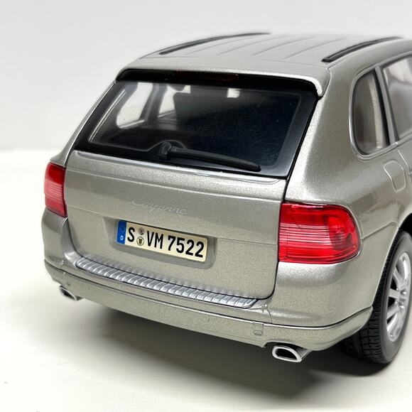 Maisto Porsche Cayenne 1/18 Scale Diecast Model in Silver - Picture 4 of 9